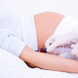Muetra de sangre para analizar a la mujer embarazada